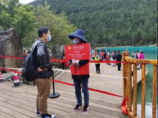 传递温暖，关爱不断！丽江开启春节期间志愿服务关爱行动1.jpg