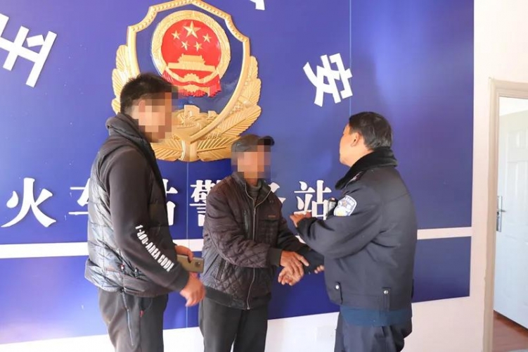 玉龙八旬老人迷途，民警助其归家.jpg
