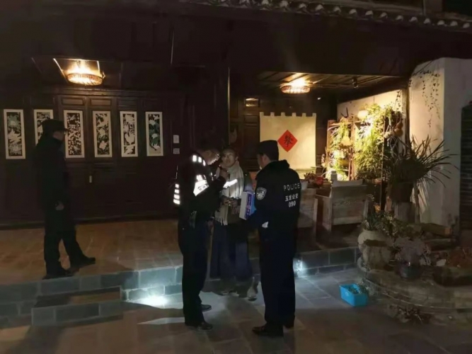 玉龙公安 开展春节前社会治安统一行动.jpg