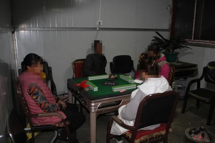 玉龙警方一天查处麻将“卡心五”涉赌案件6起 涉及16人赌资近四千元3.jpg