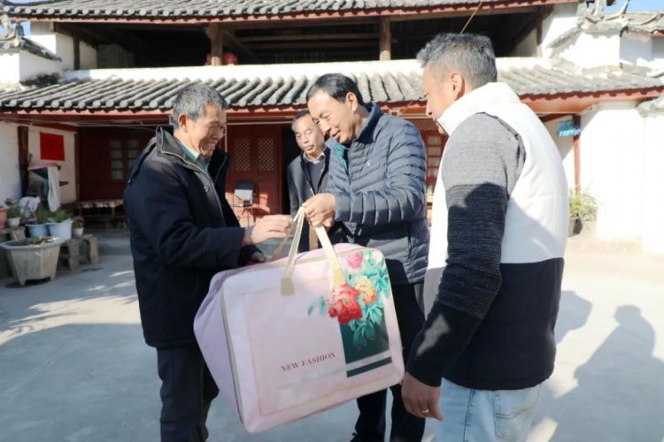 曹金明率队开展春节慰问活动 (4).jpg