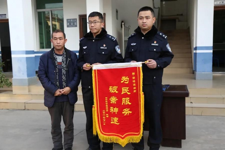 深夜手机店被盗 民警快速追回23部手机 (2).jpg
