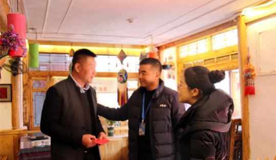 古城也是家！大研街道慰问“就地过年”商户 (2).png