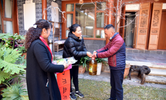 古城也是家！大研街道慰问“就地过年”商户 (1).png