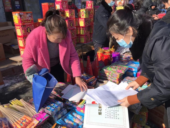 丽江加大烟花爆竹市场检查力度 严控安全隐患发生3.jpg