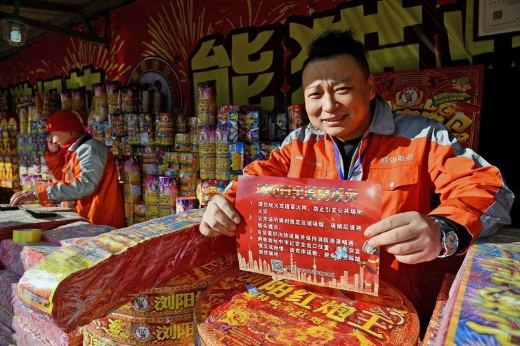 丽江加大烟花爆竹市场检查力度 严控安全隐患发生2.jpg