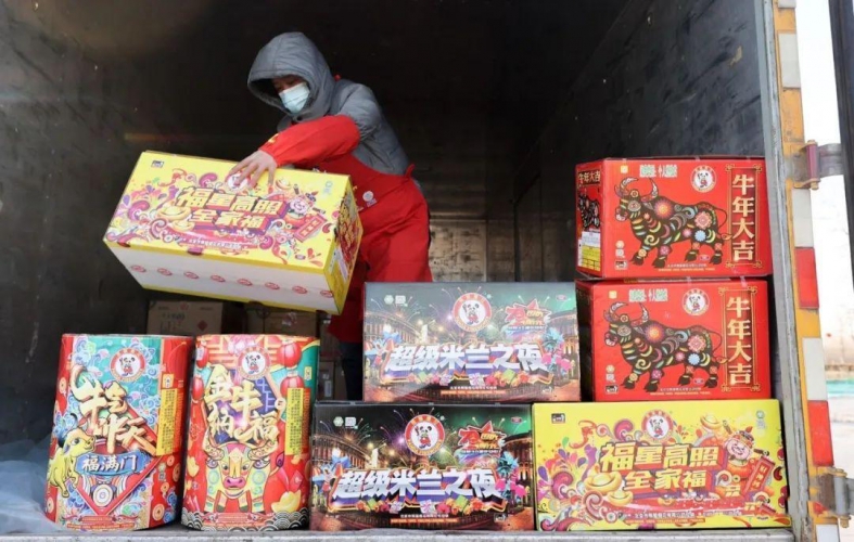 丽江加大烟花爆竹市场检查力度 严控安全隐患发生1.jpg