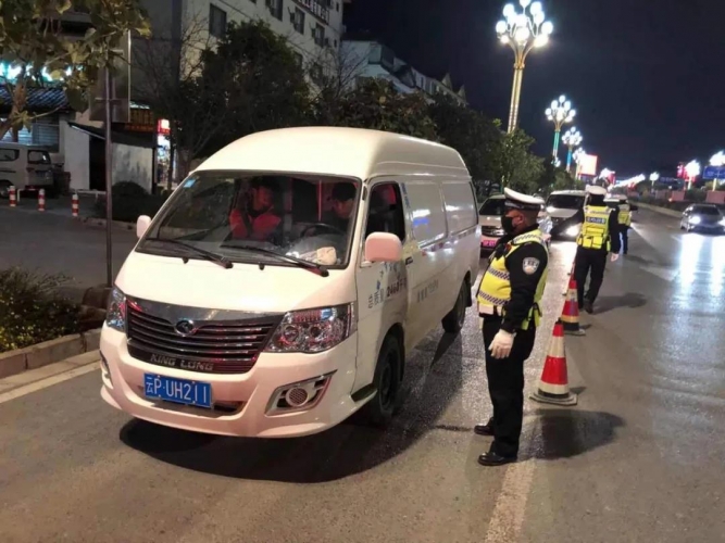 古城交警大队开展专项治理，夜查违法行为162起 (1).jpg