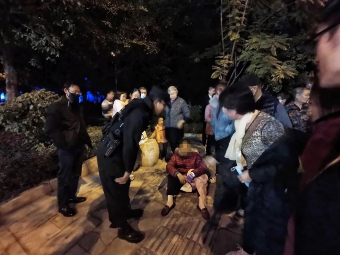 老人晕倒，华坪民警及时救助.jpg