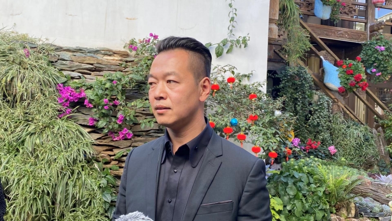 丽江古城为游客送新春祝福，外国小哥称丽江很特别！ (3).jpg