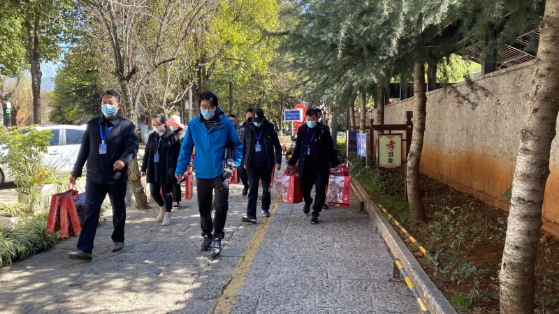 丽江古城为游客送新春祝福，外国小哥称丽江很特别！ (1).jpg