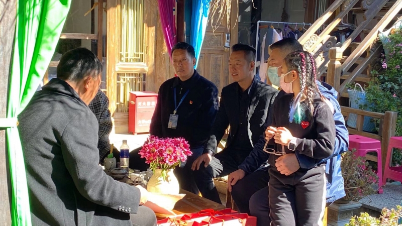 丽江古城为游客送新春祝福，外国小哥称丽江很特别！ (4).jpg