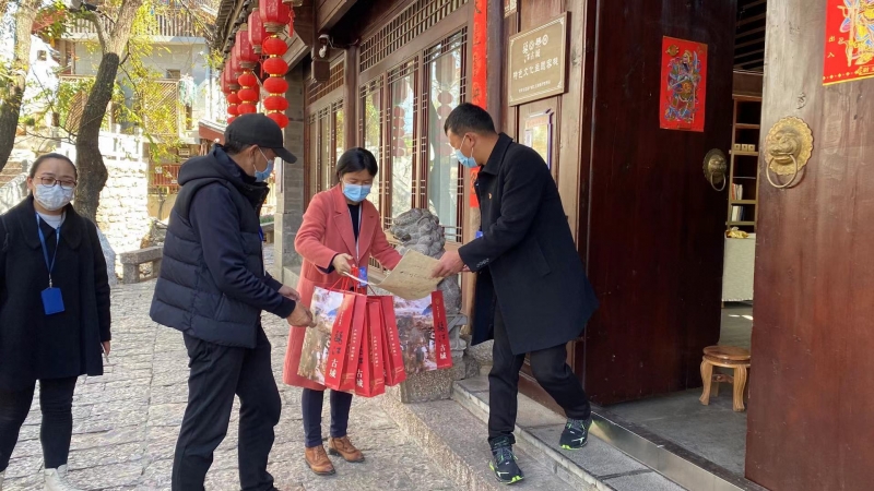 丽江古城为游客送新春祝福，外国小哥称丽江很特别！ (8).jpg