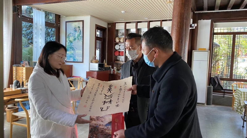 丽江古城为游客送新春祝福，外国小哥称丽江很特别！ (7).jpg