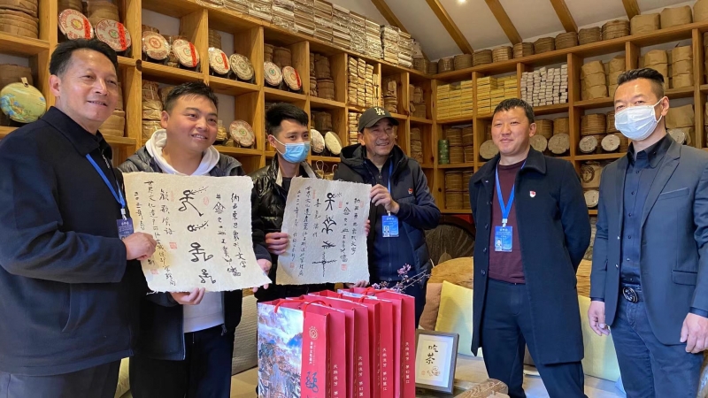 丽江古城为游客送新春祝福，外国小哥称丽江很特别！ (5).jpg
