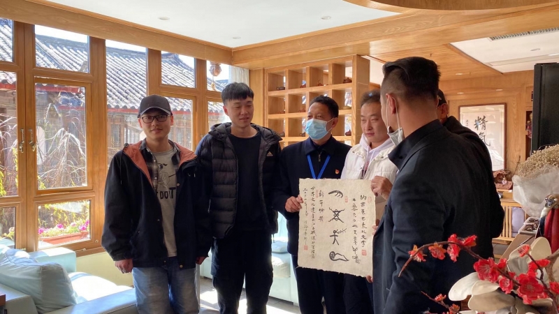 丽江古城为游客送新春祝福，外国小哥称丽江很特别！ (9).jpg
