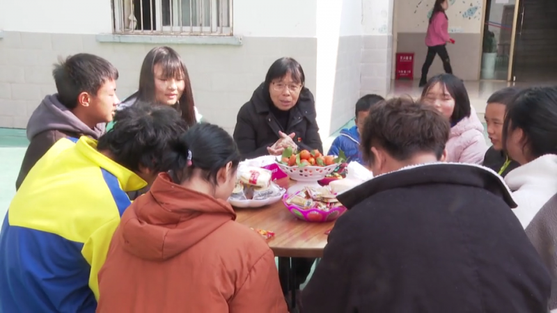张桂梅和孩子们的年夜规范 (3).png