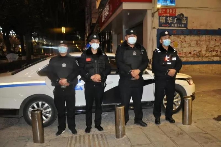 留在古城过大年，民警为您保平安！ (3).jpg