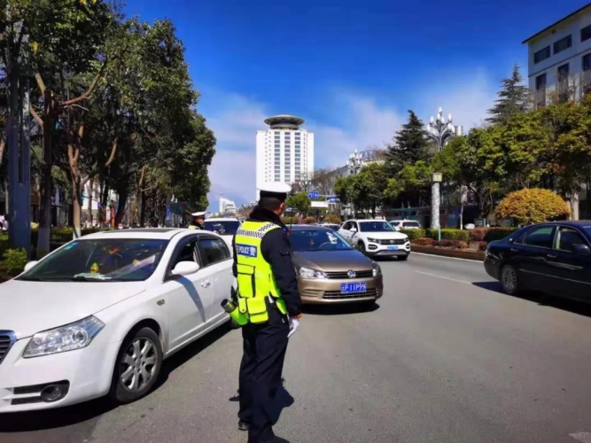 留在古城过大年，民警为您保平安！ (1).jpg