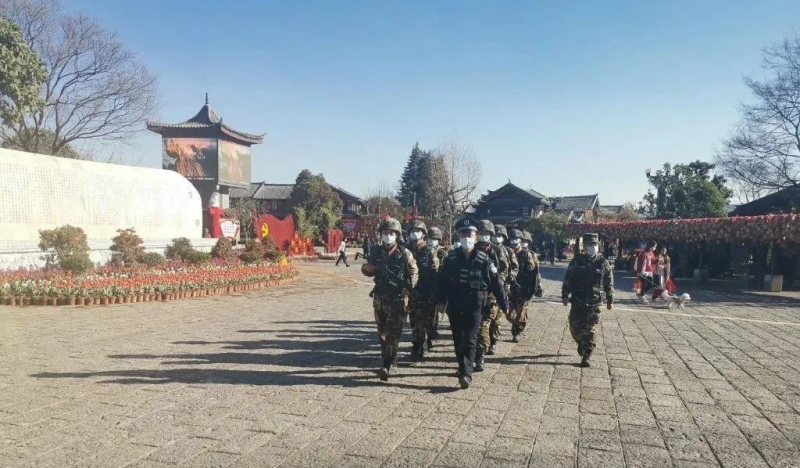 留在古城过大年，民警为您保平安！ (2).jpg