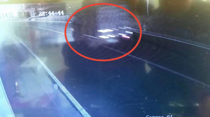 半夜三更撞了别人的车就跑 36小时后被缉拿归案2.jpg