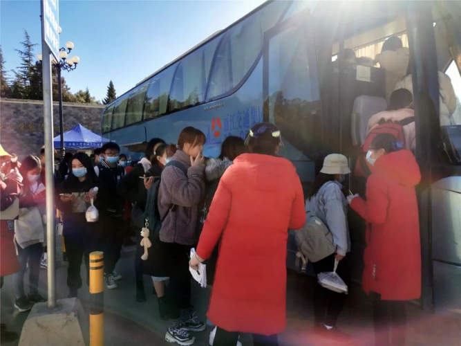 30余辆中小型汽车保驾护航，让学生“一站式”到达校园 (2).jpg