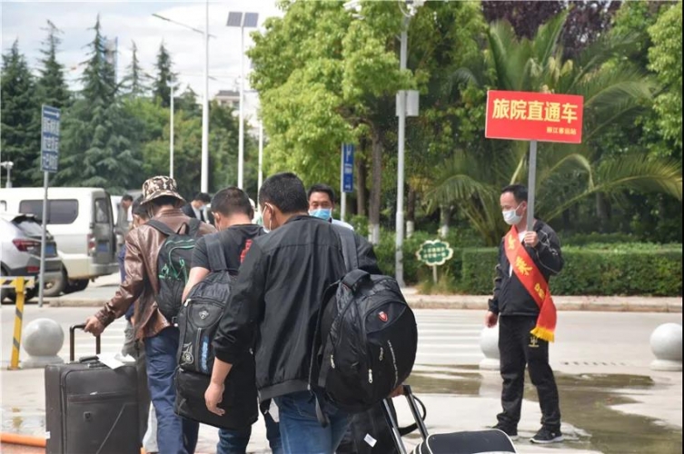 30余辆中小型汽车保驾护航，让学生“一站式”到达校园 (4).jpg