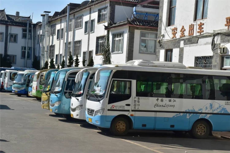 30余辆中小型汽车保驾护航，让学生“一站式”到达校园 (3).jpg