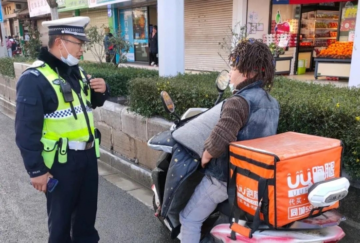古城交警：最大限度改变外卖骑手“用生命送餐”模式 (1).jpg