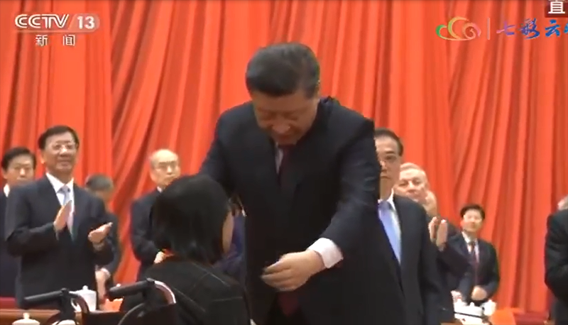 习近平为全国脱贫攻坚楷模张桂梅颁发奖章、证书、奖牌！.png