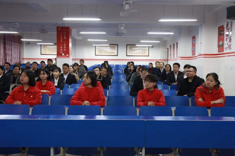 华坪县组织收听收看全国脱贫攻坚表彰大会 (7).jpg