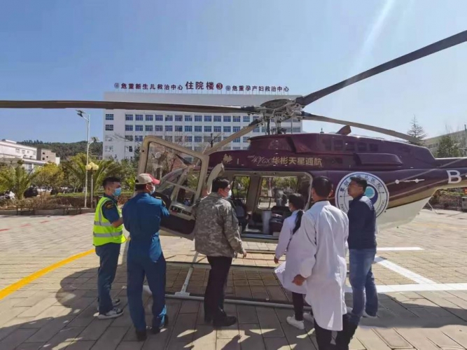 永胜攀枝花航空医疗救援首航试飞举行 30分钟完成患者转运7.jpg