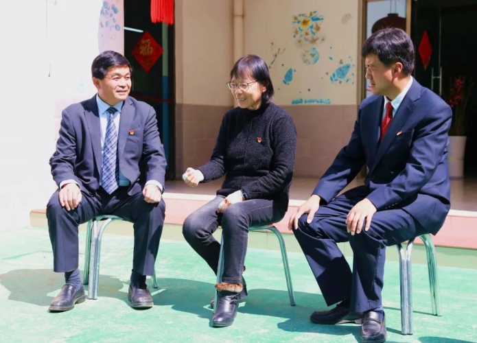 全国脱贫攻坚楷模张桂梅载誉归来，余丽军带队迎接 (1).jpg