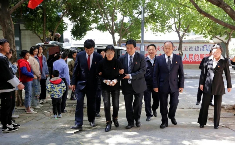 全国脱贫攻坚楷模张桂梅载誉归来，余丽军带队迎接 (2).jpg