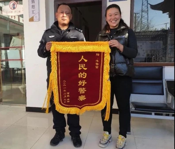 六个镶黄金玉石的银制茶壶遗忘，返回寻找却已不见 (4).jpg