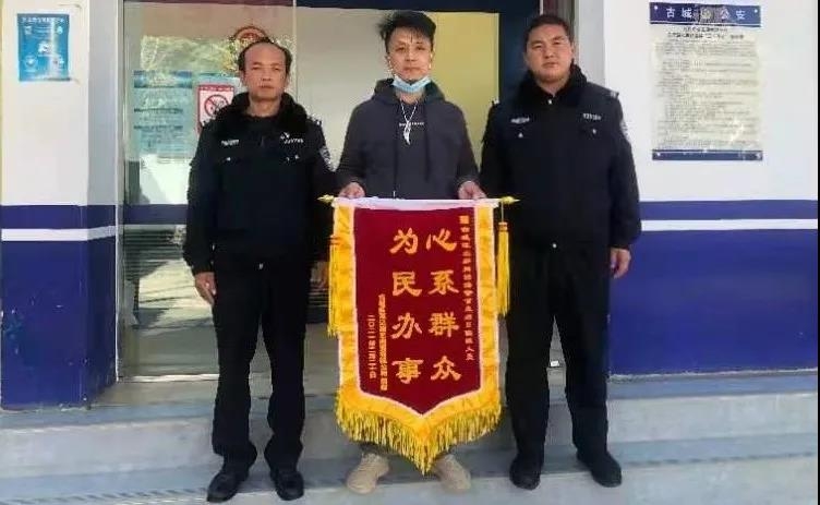六个镶黄金玉石的银制茶壶遗忘，返回寻找却已不见 (1).jpg