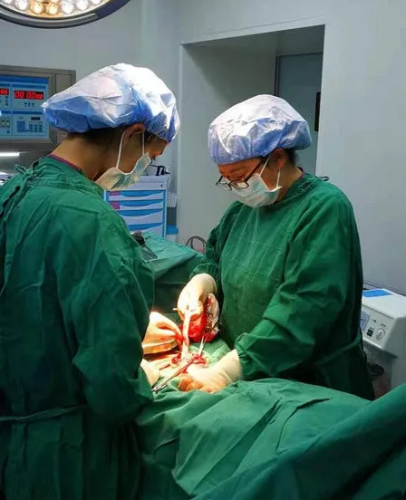 37岁孕妇大出血，生死时速！仅28分钟，医生保住母婴性命 (3).png