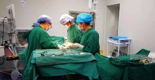 37岁孕妇大出血，生死时速！仅28分钟，医生保住母婴性命 (2).png