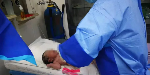 37岁孕妇大出血，生死时速！仅28分钟，医生保住母婴性命 (1).png
