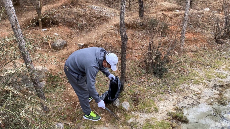 立足岗位提升服务，他们就是玉龙雪山上的“雷锋” (8).jpg