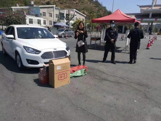 非法运输烟草？华坪公安检查站查获品牌香烟100条，涉案价值一万九千余元 (2).jpg