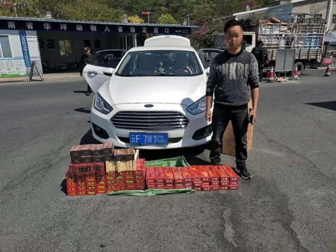 非法运输烟草？华坪公安检查站查获品牌香烟100条，涉案价值一万九千余元 (1).jpg