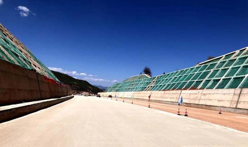 通车又近一步！宁永高速公路一合同段级配碎石底基层试验段顺利铺筑 (3).jpg