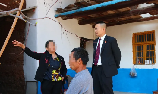 丽江一对亲兄弟因一条檐沟，不但动上了手，还闹上法庭.. (2).png