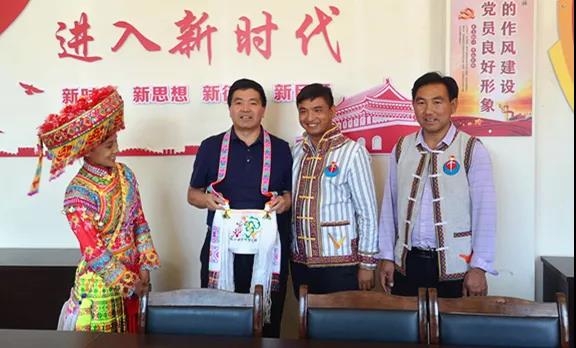 余丽军在坝山村调研时强调： 持续巩固脱贫成果 加快推进乡村振兴 (2).jpg