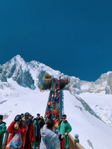 玉龙雪山清明假期三天待游客3.85万人次 团队比2019年同期增长42.84% (1).jpg