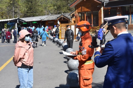 玉龙雪山清明假期三天待游客3.85万人次 团队比2019年同期增长42.84% (7).jpg