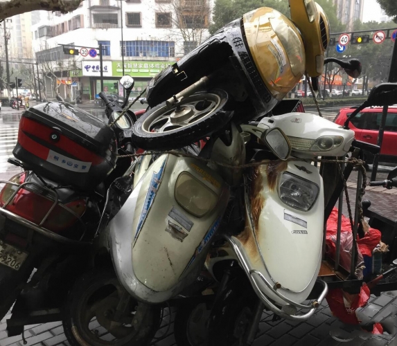 华坪男子卖旧电动车 两万现金随后备箱一同卖去  .jpg