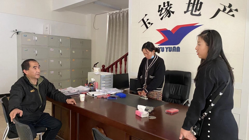 城市建设管理条例没学 丽江红太阳广场违规户外广告牌被拆除 (3).jpg