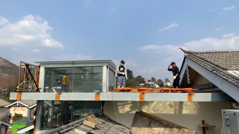 城市建设管理条例没学 丽江红太阳广场违规户外广告牌被拆除 (6).jpg